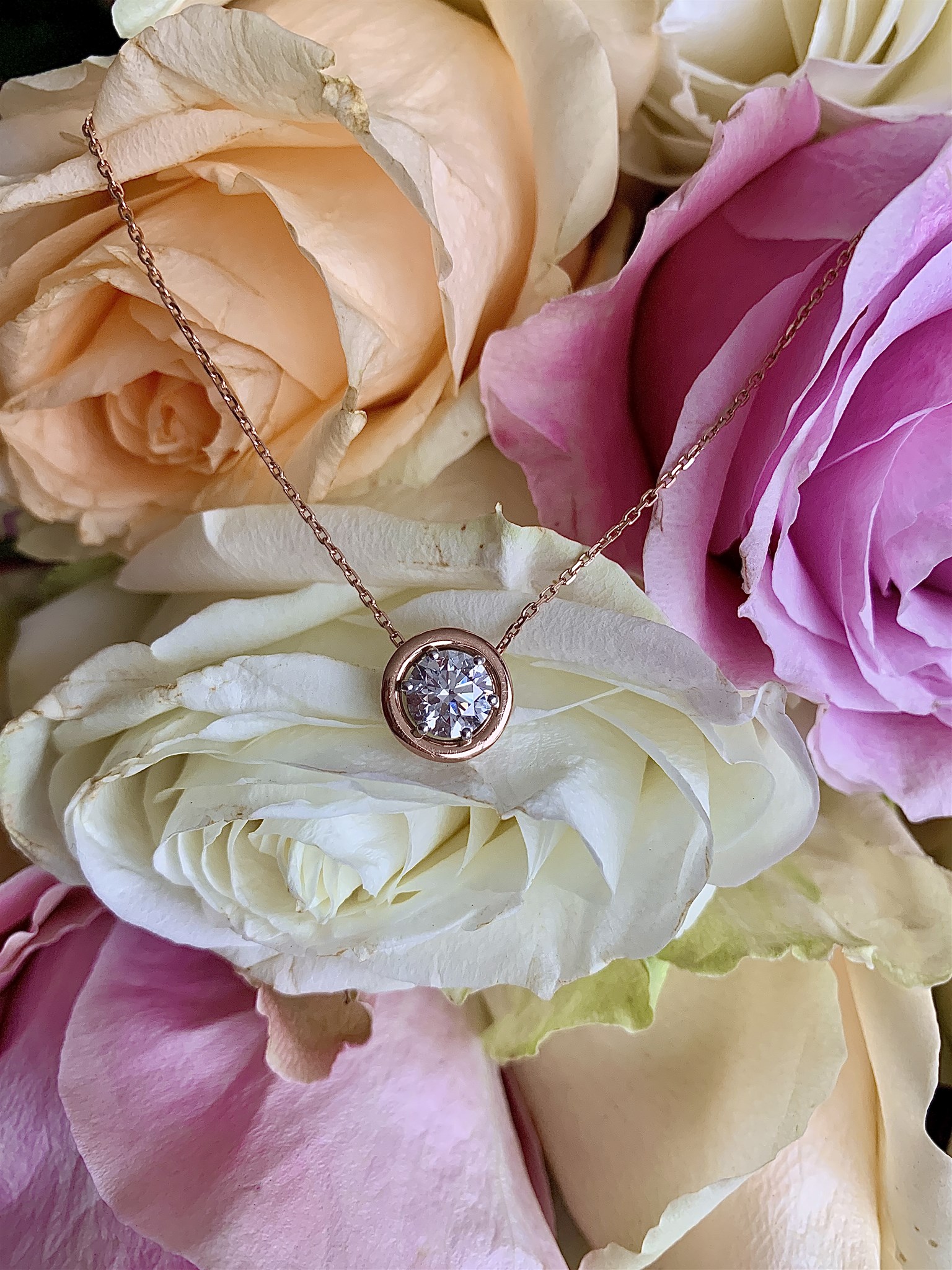 Diahänge med rose gold halo.jpg