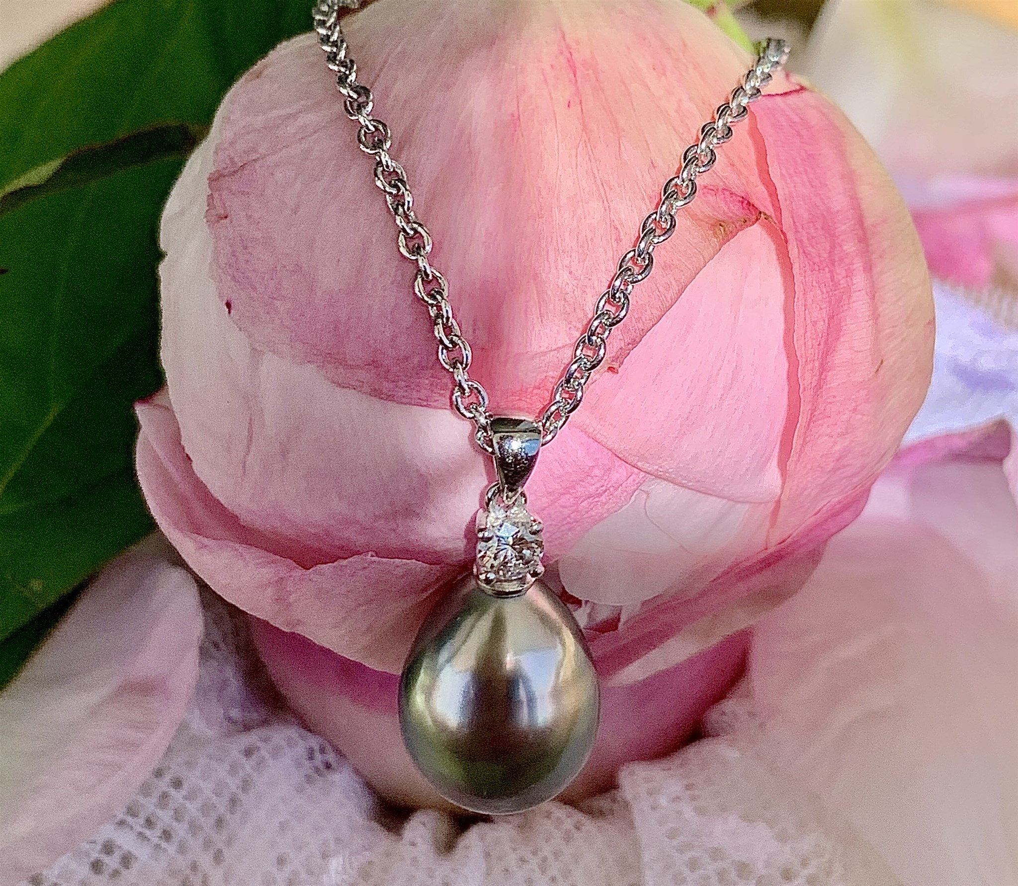 Grå pärla med rosa pion.jpg